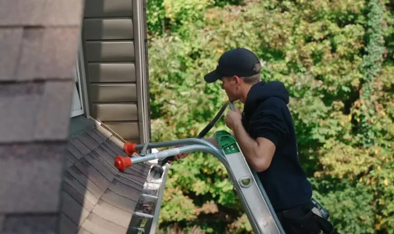 Professional cleaning of gutters