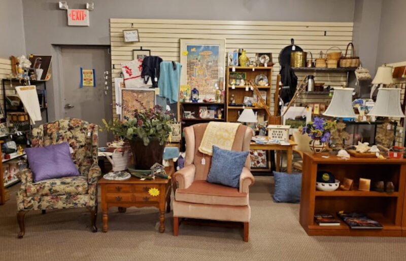 Sale of home decorations and antiques in Lafayette